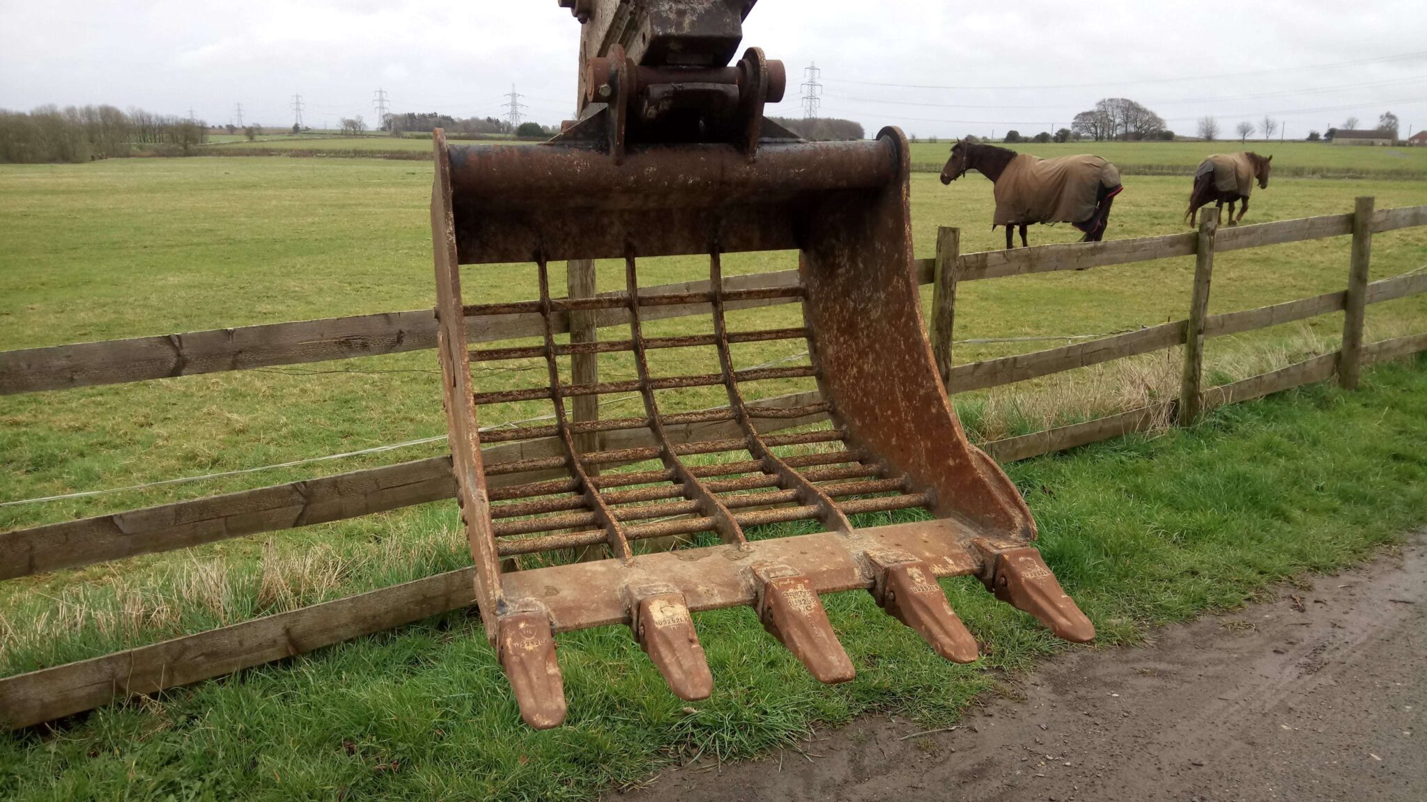 Machine Attachments 10 Riddle Bucket DAP HIRE